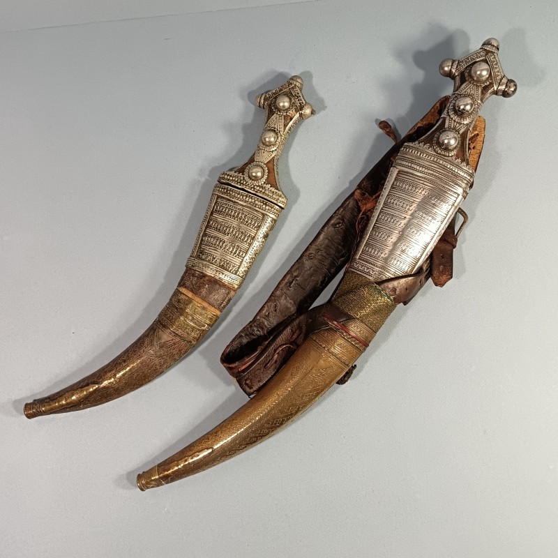 POIGNARD WAHABITE PENINSULE ARABIQUE ET AFRIQUE DE L'EST SABIKI WAHHABITE JAMBYIA DHARIA ENSEMBLE DE 2 POIGNARDS EN ARGENT